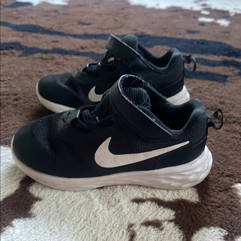 Nike Black and White Sneakers with Classic Design